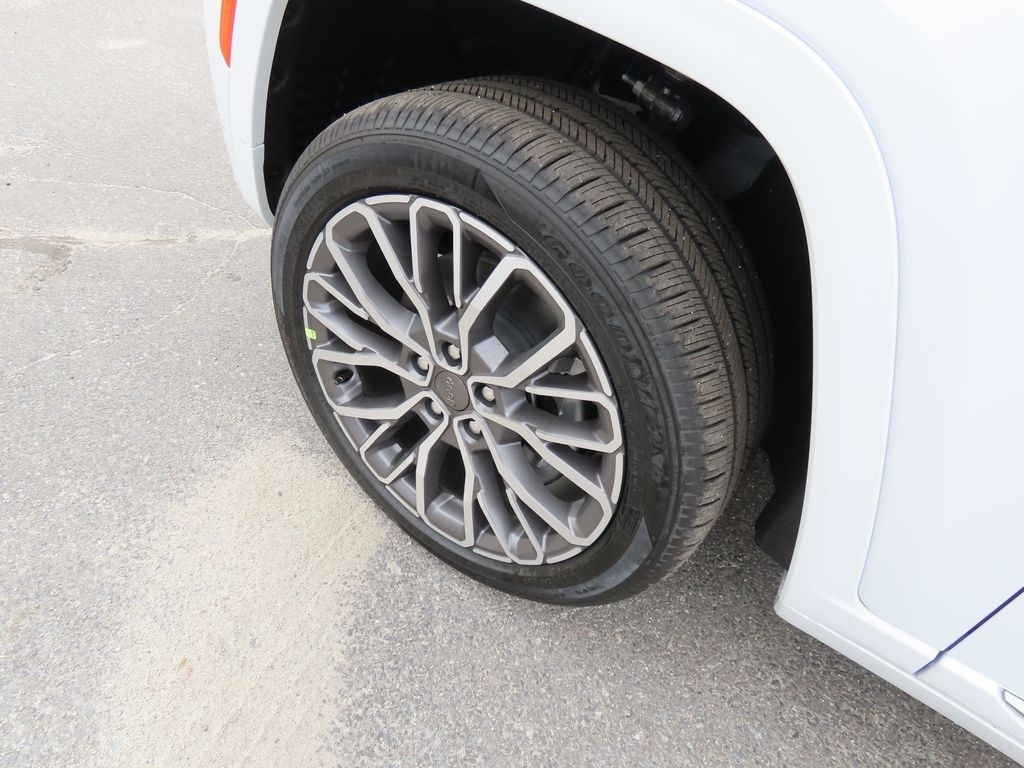 New 2026 Jeep Grand Cherokee L Summit Sport Utility