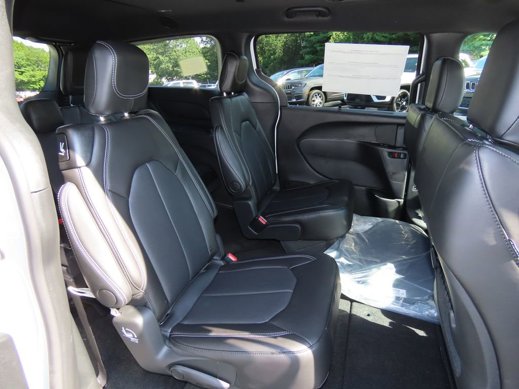 2026 Chrysler Pacifica Select - Photo 26