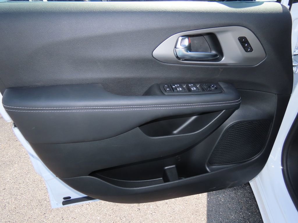 2026 Chrysler Pacifica Select - Photo 14