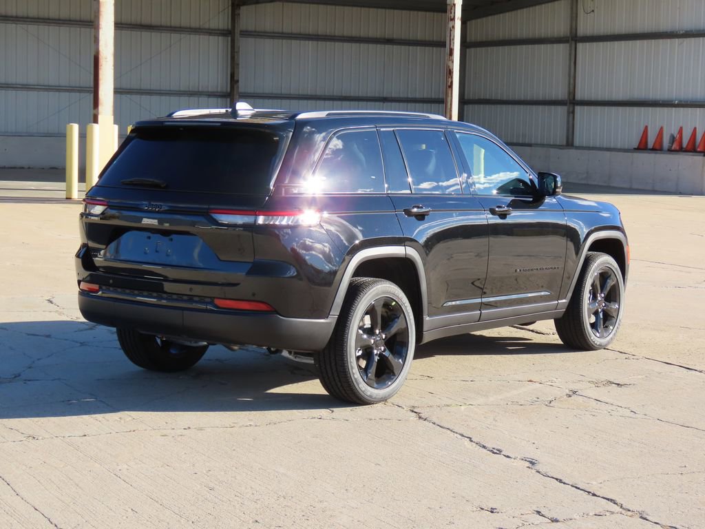2025 Jeep Grand Cherokee Altitude photo 3