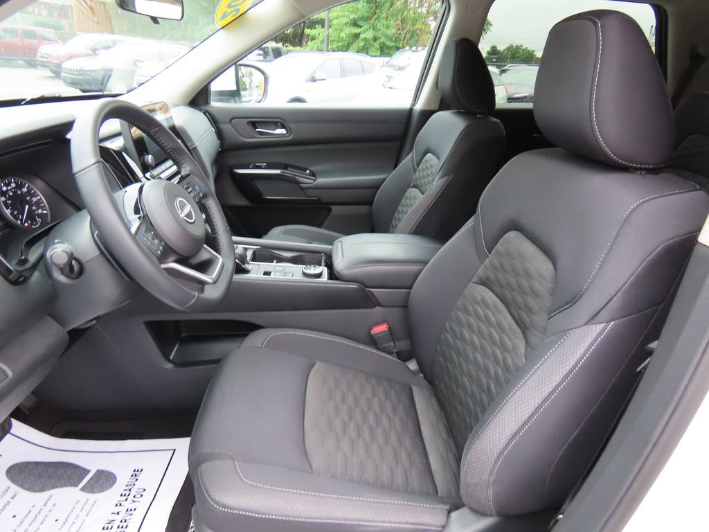 2022 Nissan Pathfinder SV photo 2