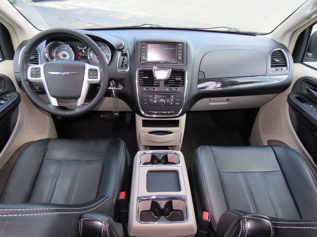 2014 Chrysler Town & Country Touring photo 2