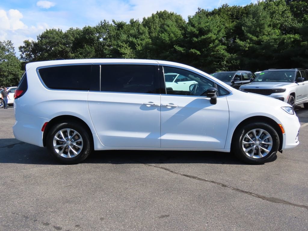2026 Chrysler Pacifica Select - Photo 9