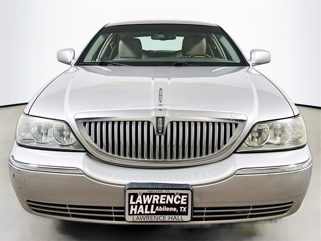 2011 Lincoln Town Car Signature Limited photo 2