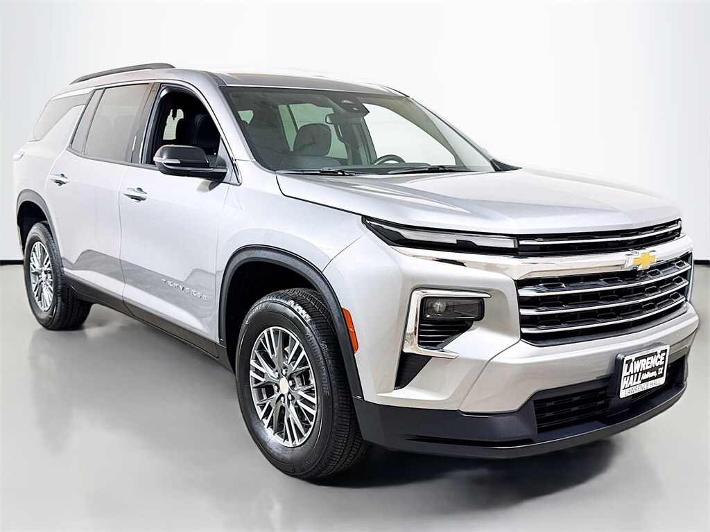 2025 Chevrolet Traverse photo 3