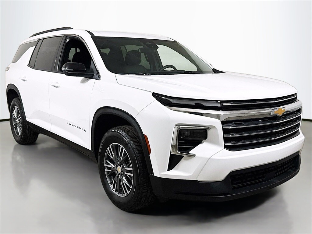 2025 Chevrolet Traverse photo 3