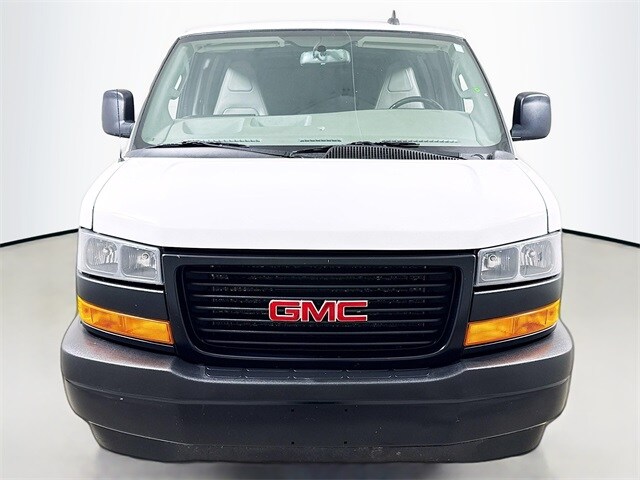 2023 Gmc Savana 2500 photo 2