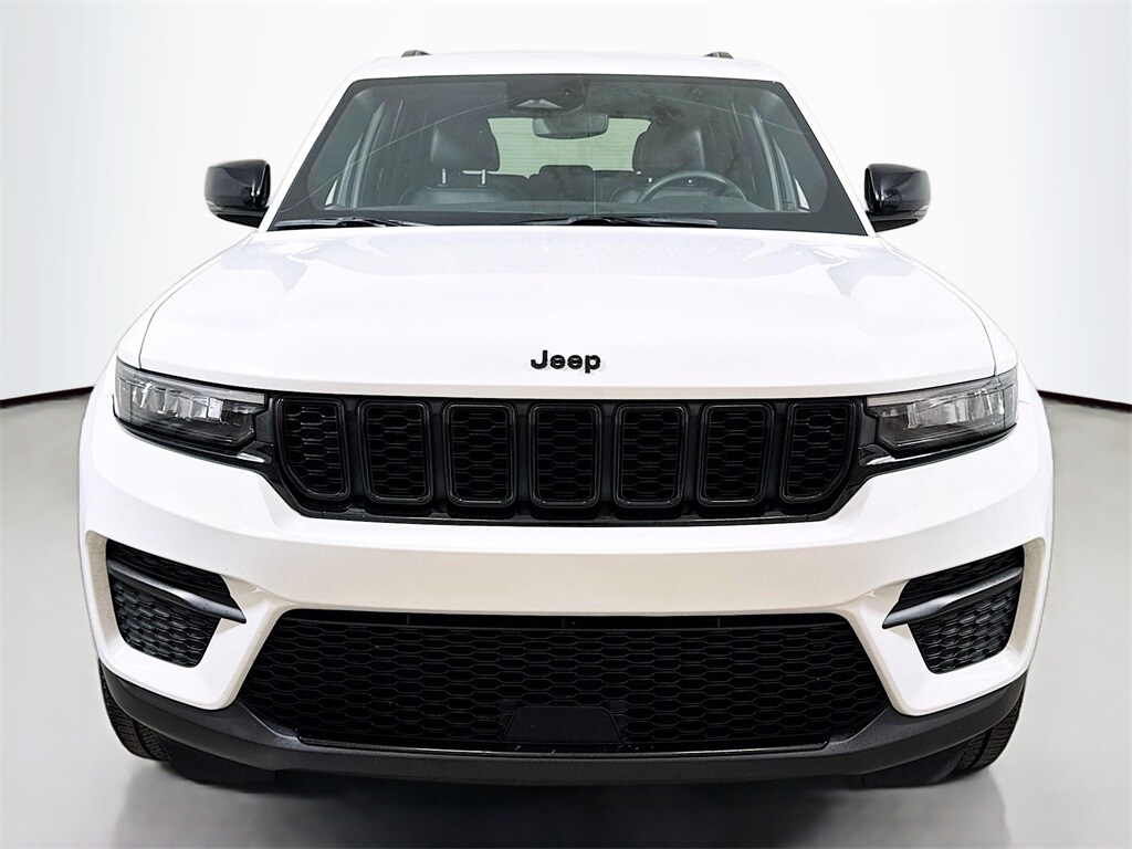 2023 Jeep Grand Cherokee Laredo photo 2