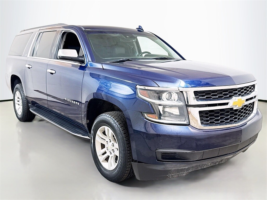 2018 Chevrolet Suburban LT photo 3