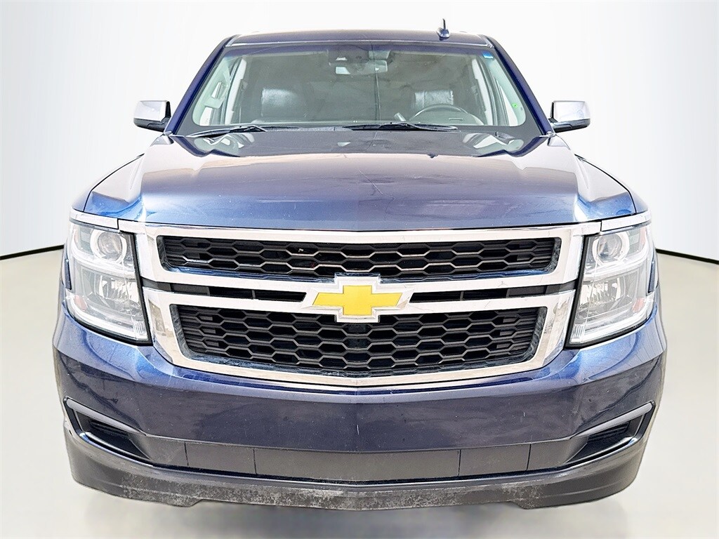 2018 Chevrolet Suburban LT photo 2