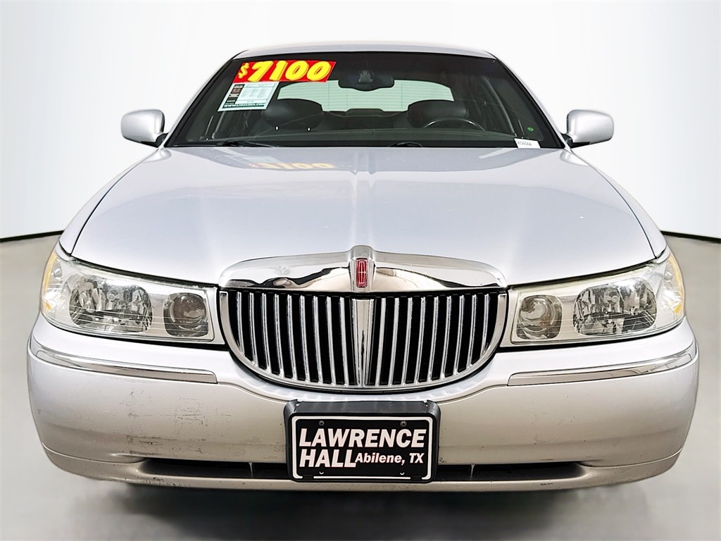 Used 2002 Lincoln Town Car Executive with VIN 1LNHM81W22Y644530 for sale in Abilene, TX