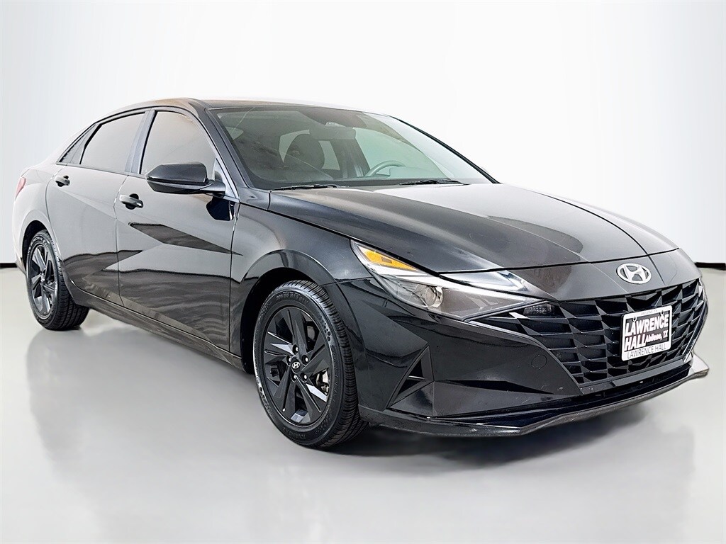 2023 Hyundai Elantra SEL photo 3