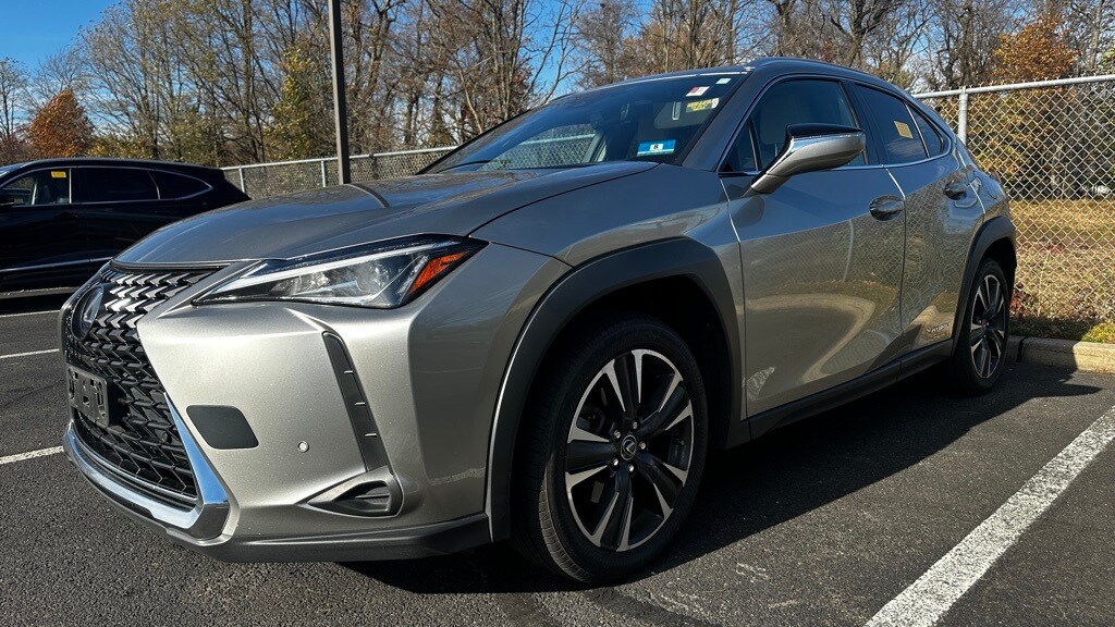 2020 Lexus UX 250h Premium photo 2