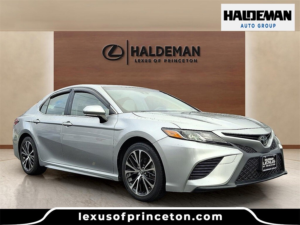 Used 2018 Toyota Camry SE Sedan