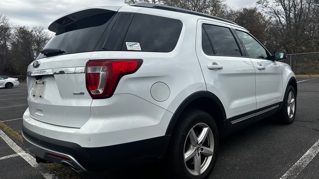 2016 Ford Explorer XLT photo 2