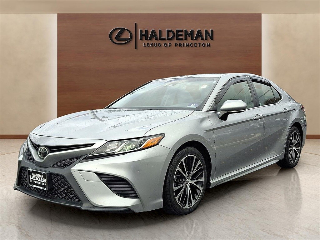 Used 2018 Toyota Camry SE Sedan