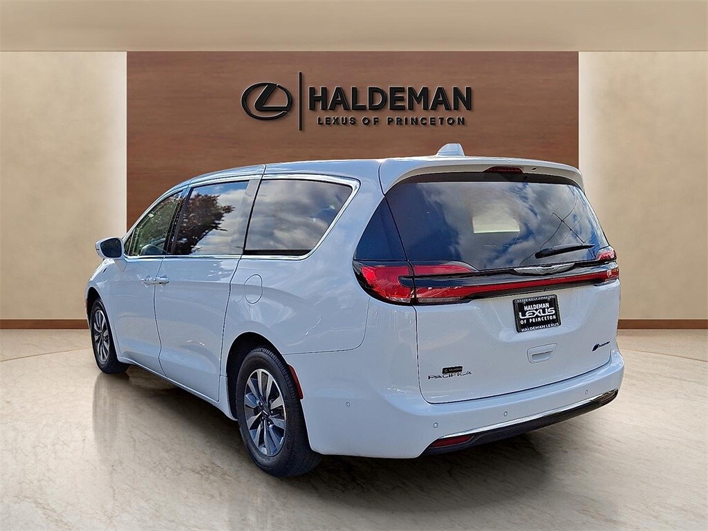 Used 2022 Chrysler Pacifica Hybrid Touring L Minivan/Van