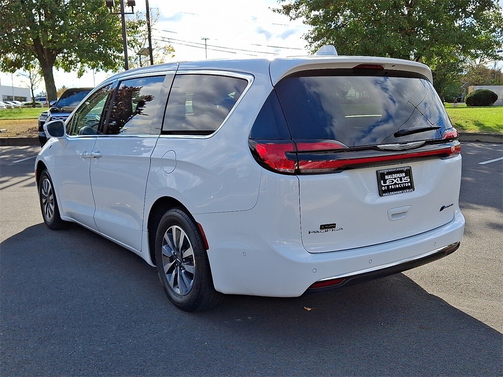 2022 Chrysler Pacifica Hybrid Touring L photo 3