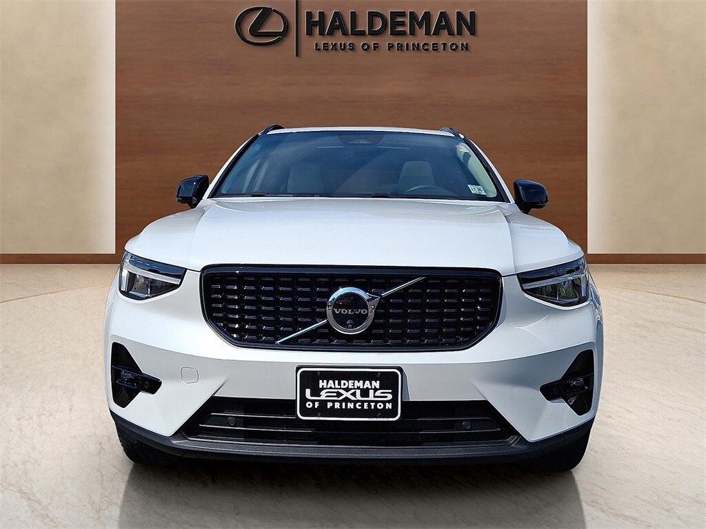 2025 Volvo XC40 Plus photo 2