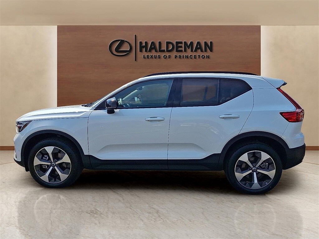2025 Volvo XC40 Plus photo 4