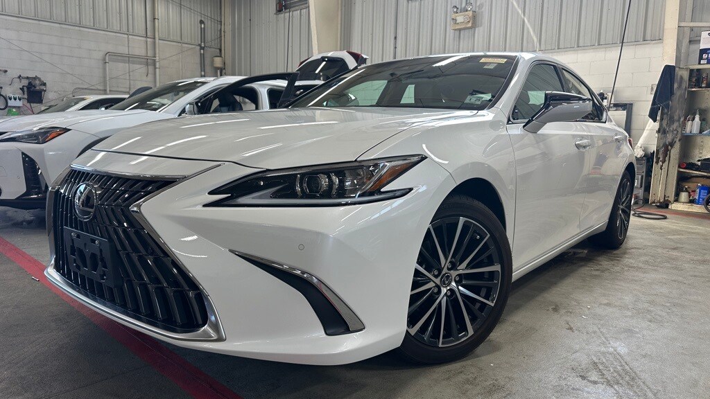 2024 Lexus ES 300h Premium photo 2