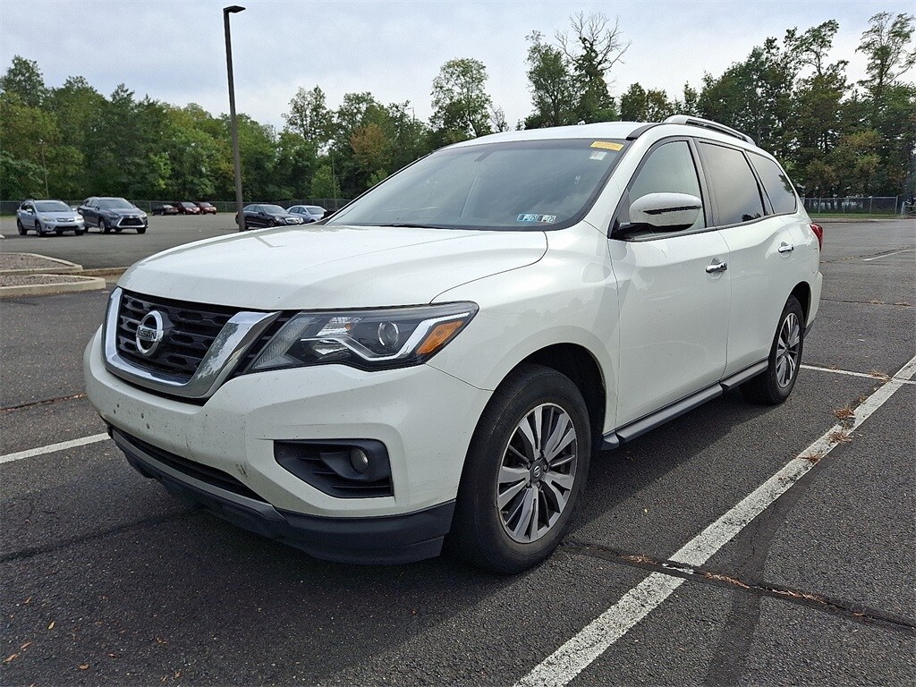 2018 Nissan Pathfinder SV photo 2