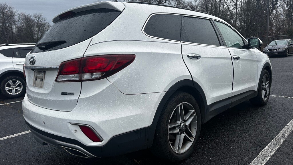 2017 Hyundai Santa Fe SE Ultimate photo 2