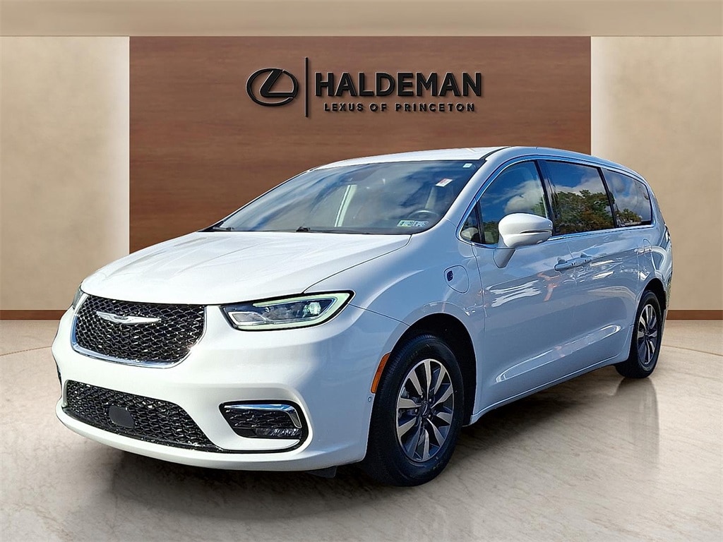 Used 2022 Chrysler Pacifica Hybrid Touring L Minivan/Van
