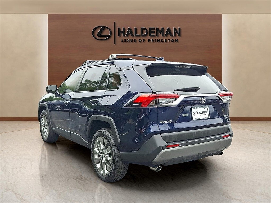2019 Toyota RAV4 Limited photo 4