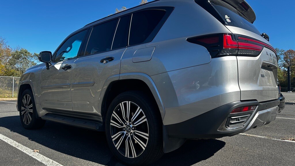 2023 Lexus LX 600 Luxury photo 3