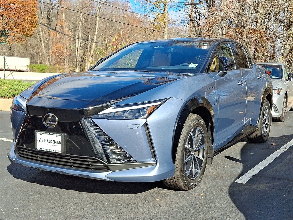 2025 Lexus RZ 450e Premium photo 3
