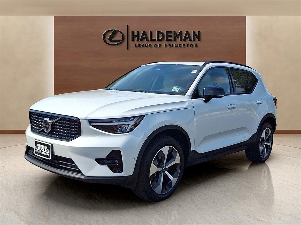 2025 Volvo XC40 Plus photo 3