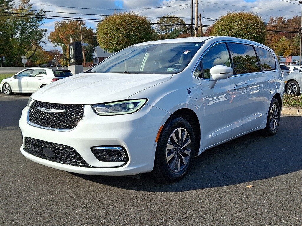 2022 Chrysler Pacifica Hybrid Touring L photo 2