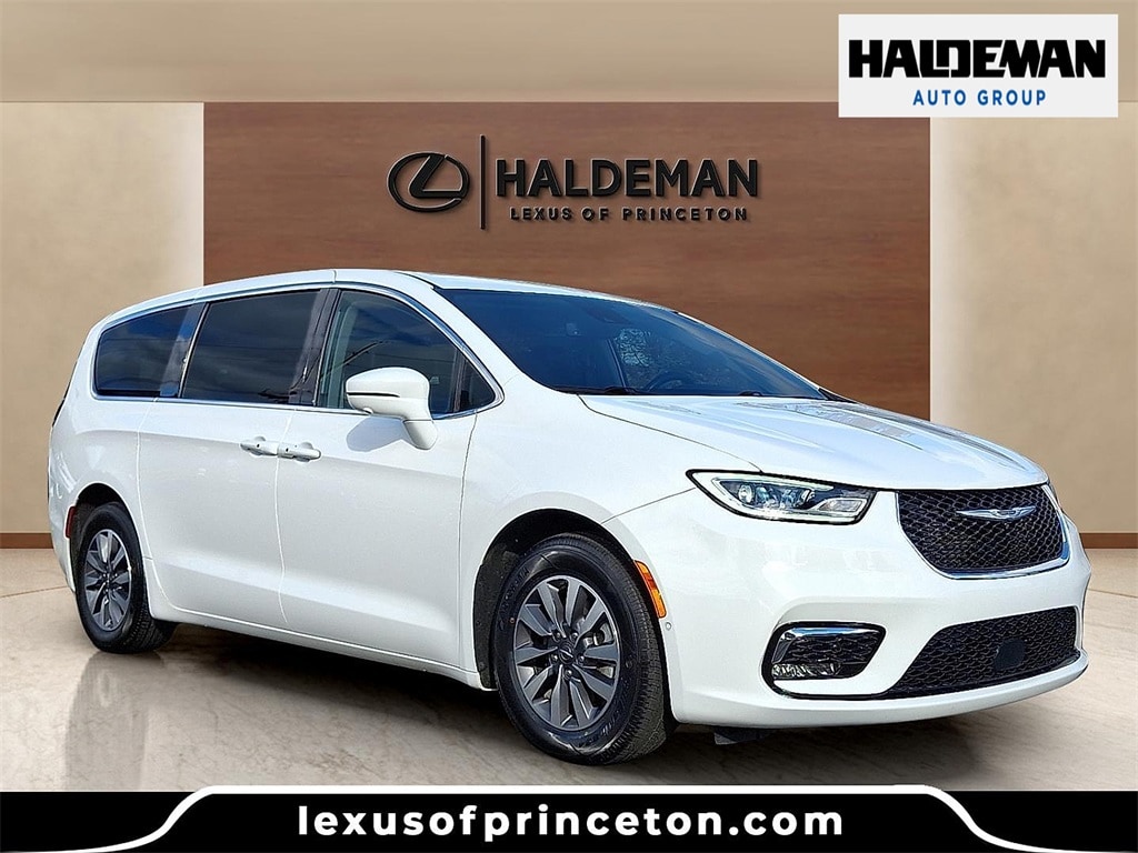 Used 2022 Chrysler Pacifica Hybrid Touring L Minivan/Van