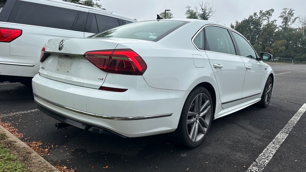 2017 Volkswagen Passat R-Line photo 2