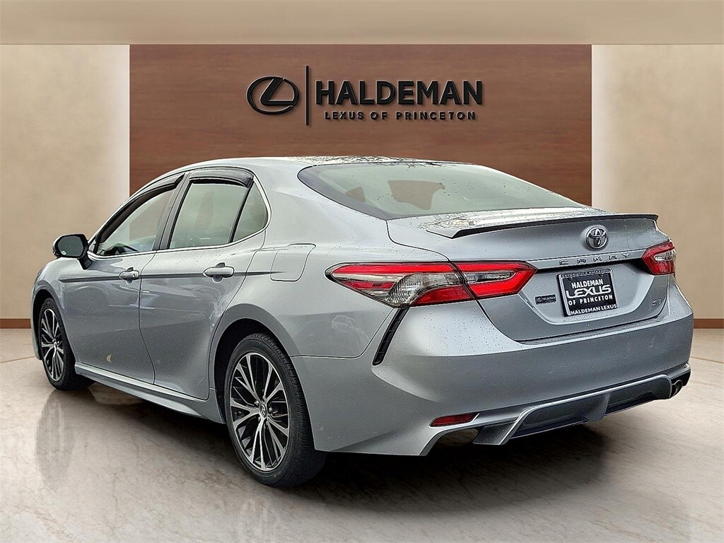 Used 2018 Toyota Camry SE Sedan