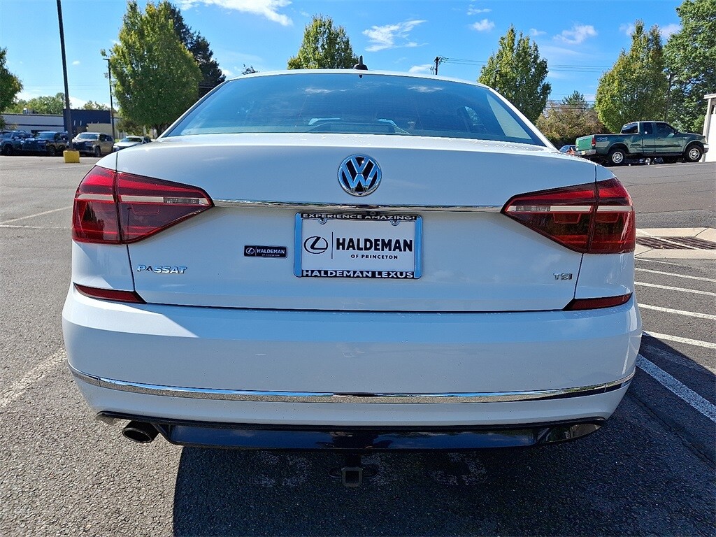 2017 Volkswagen Passat R-Line photo 2