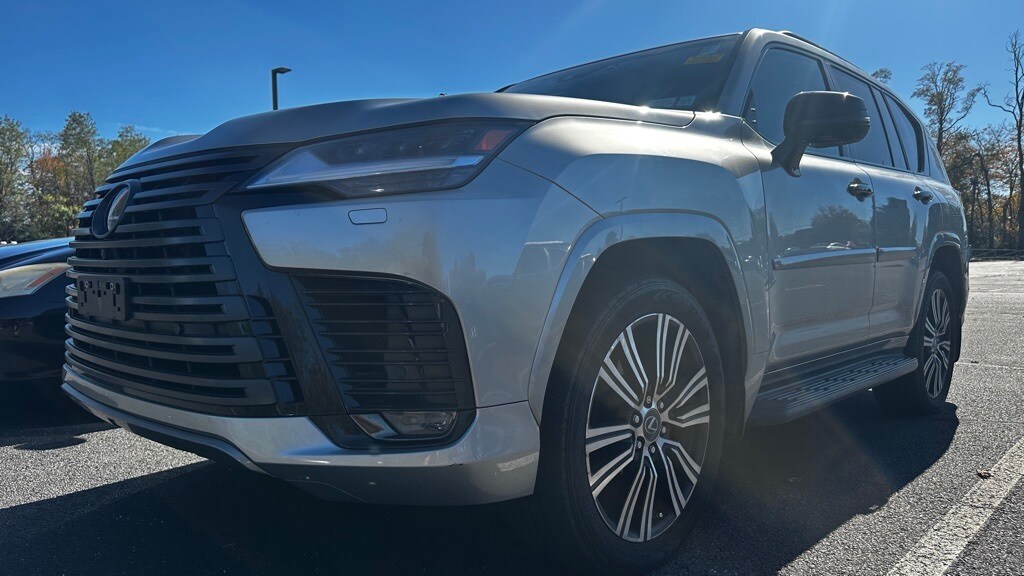 2023 Lexus LX 600 Luxury photo 2