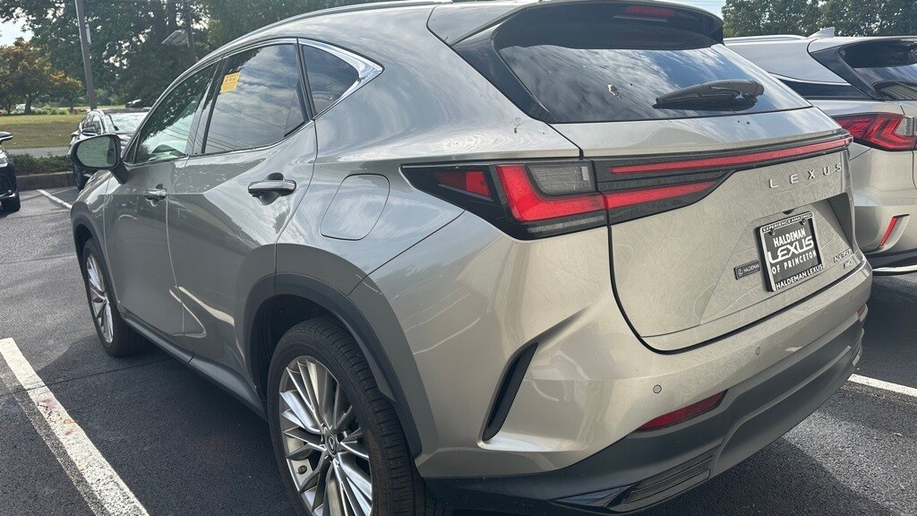 2022 Lexus NX 350h Premium photo 2