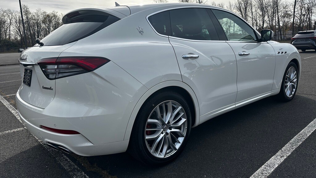 2022 Maserati Levante GT photo 3
