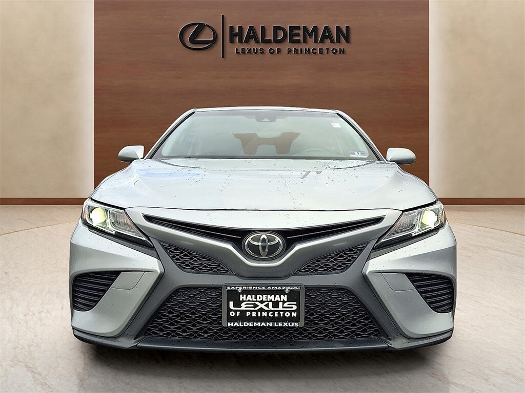 Used 2018 Toyota Camry SE Sedan