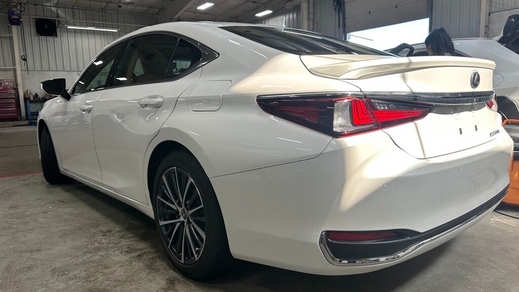 2024 Lexus ES 300h Premium photo 3