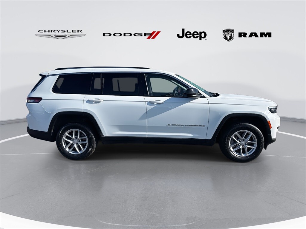 2023 Jeep Grand Cherokee Laredo Altitude photo 2