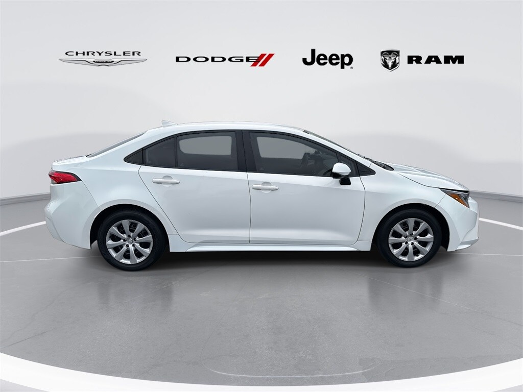 2022 Toyota Corolla LE photo 2