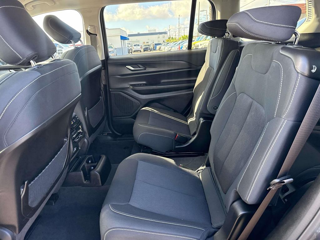 2023 Jeep Grand Cherokee L Laredo photo 3