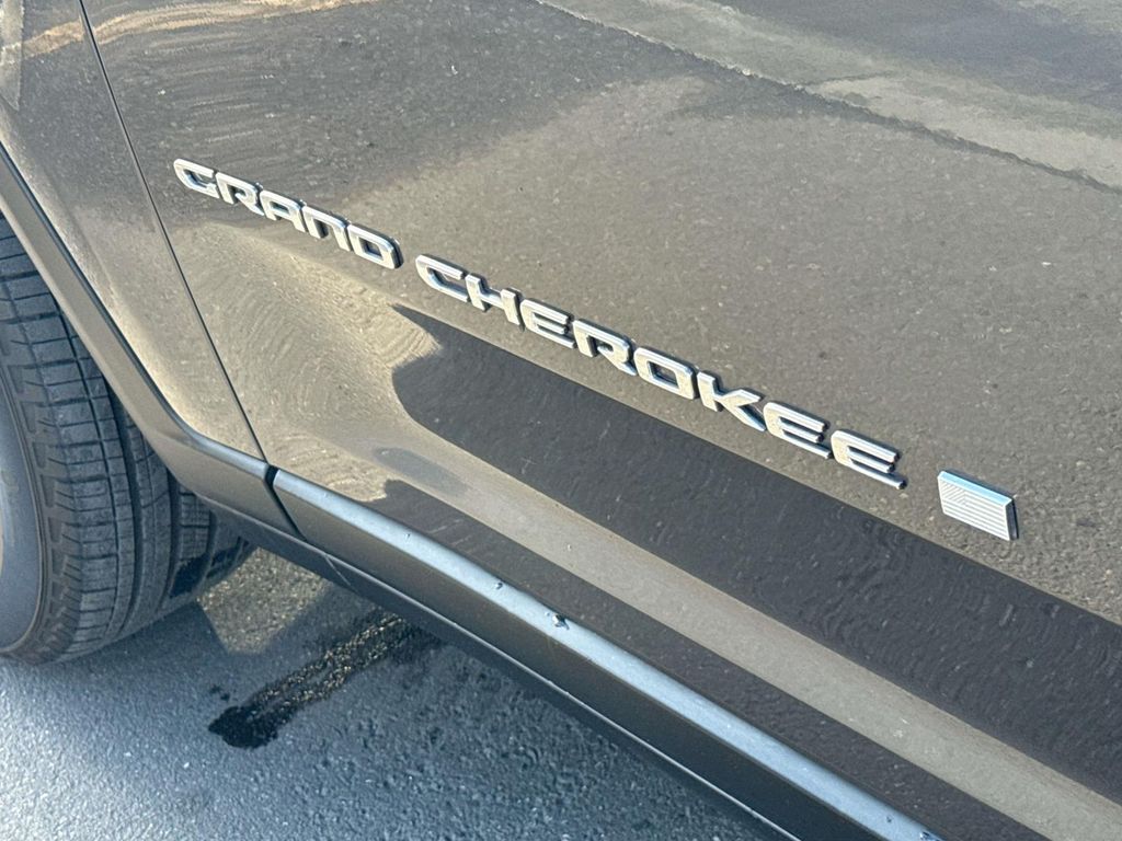 2023 Jeep Grand Cherokee L Laredo photo 4