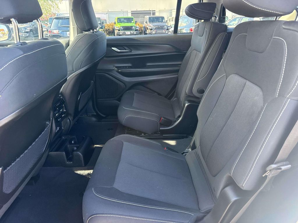 2023 Jeep Grand Cherokee L Laredo photo 3