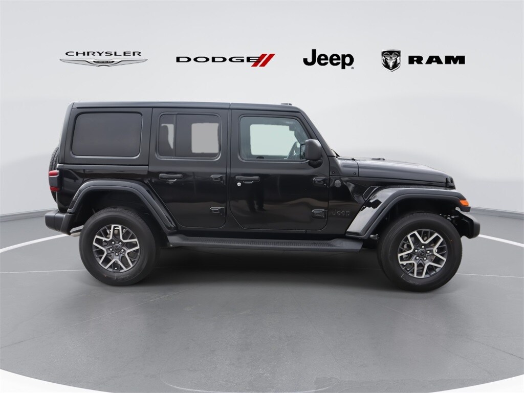 2025 Jeep Wrangler Sahara photo 3