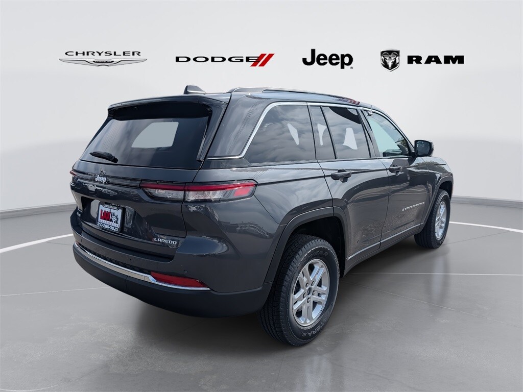 2025 Jeep Grand Cherokee Laredo photo 2