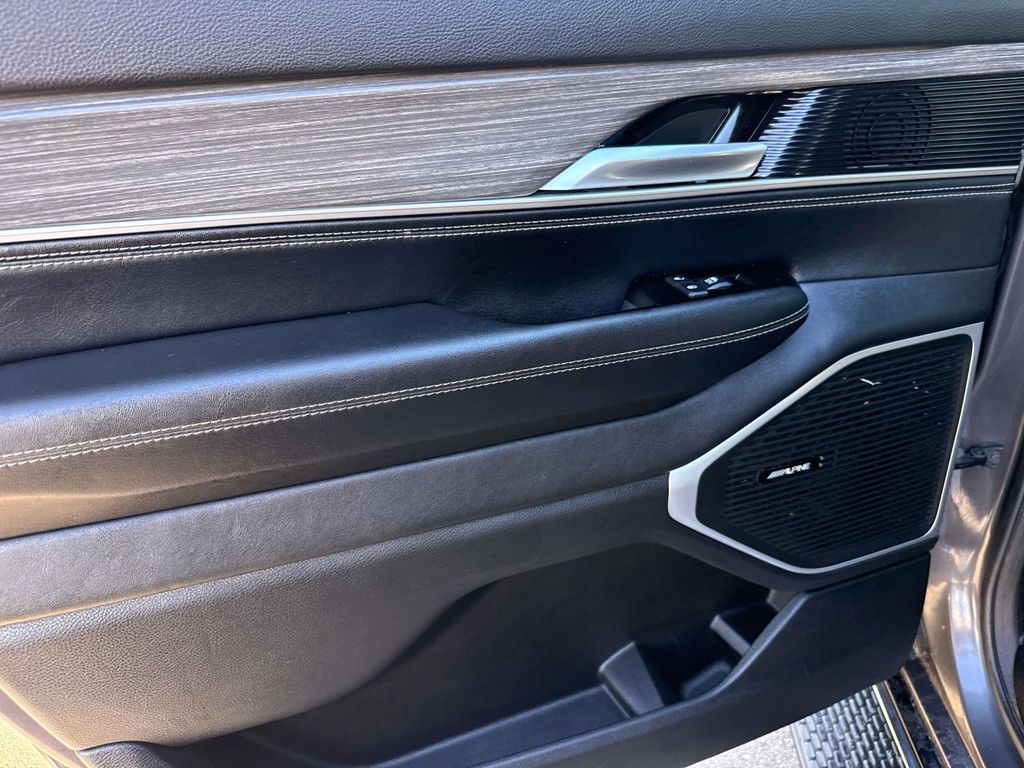 2024 Jeep Wagoneer L Series II photo 6